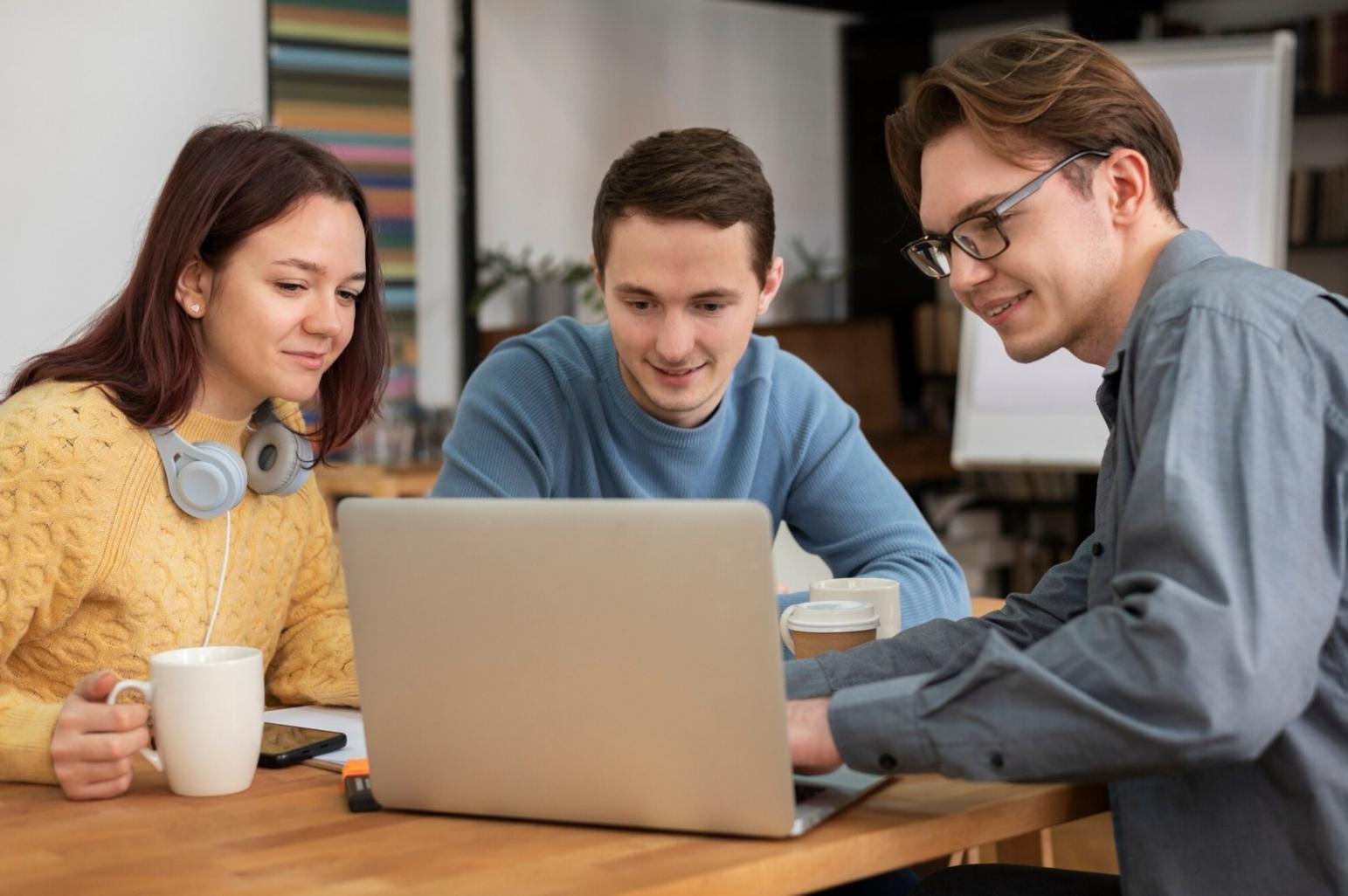 Studente che pratica tecniche di trucco durante la sessione formativa